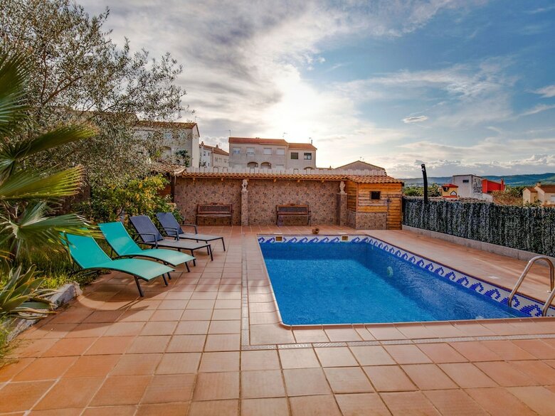 Luxurious Holiday Home In Vendrell With Swimming Pool