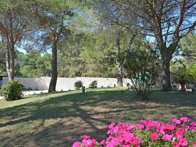 Lush Villa In Beaucaire With Swimming Pool