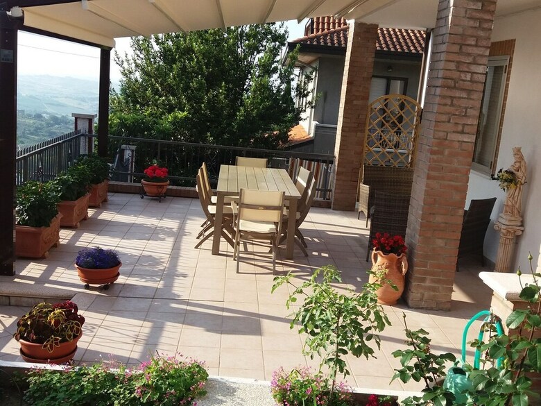Pleasant Apartment With Courtyard, Terrace, Parasol, Balcony