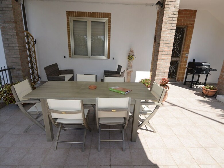 Pleasant Apartment With Courtyard, Terrace, Parasol, Balcony