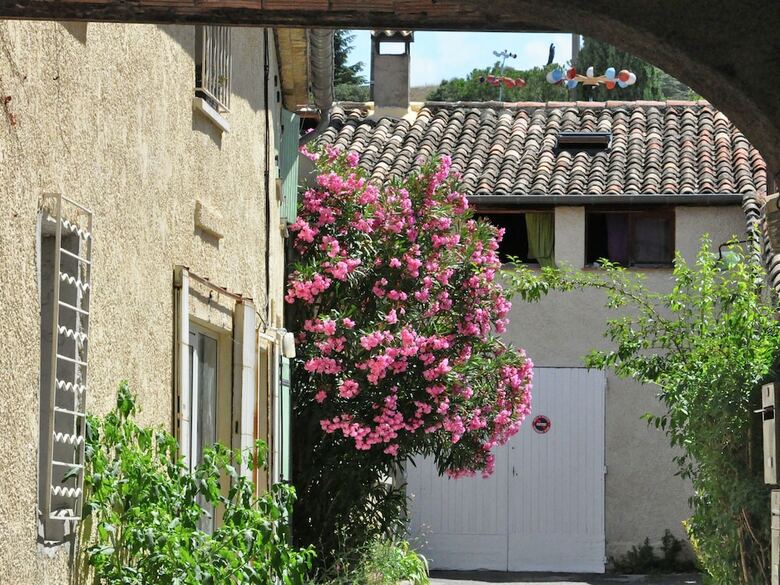 Vibrant Villa In Malauc�ne With Private Garden