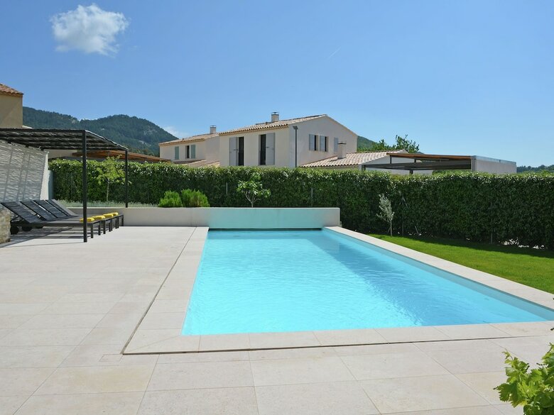 Vibrant Villa In Malauc�ne With Private Garden