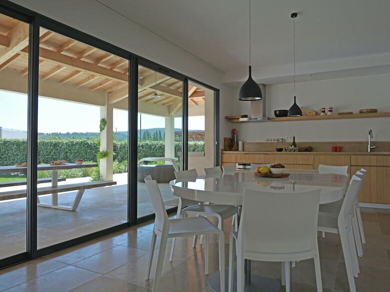 Vibrant Villa In Malauc�ne With Private Garden