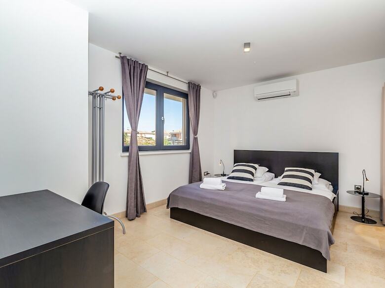 Wonderful Villa With Private Swimming Pool And Great Terrace !