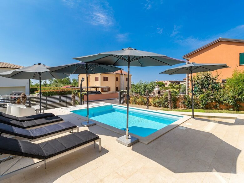 Wonderful Villa With Private Swimming Pool And Great Terrace !