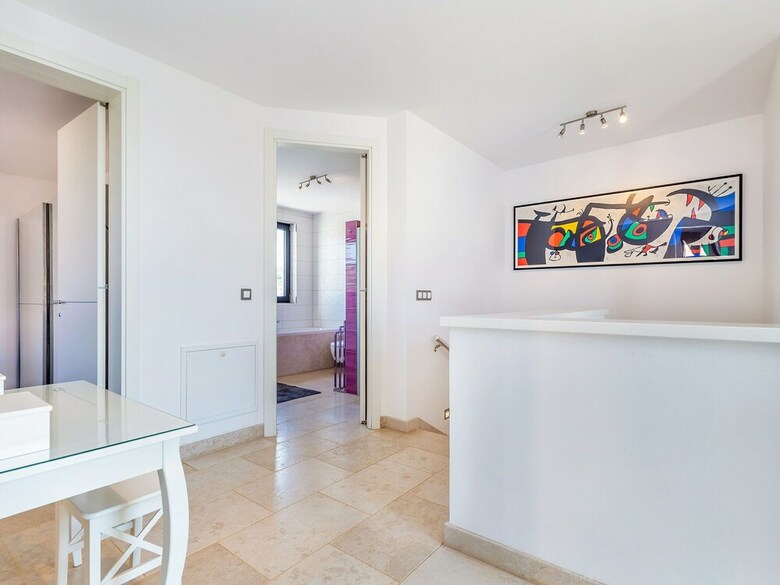 Wonderful Villa With Private Swimming Pool And Great Terrace !