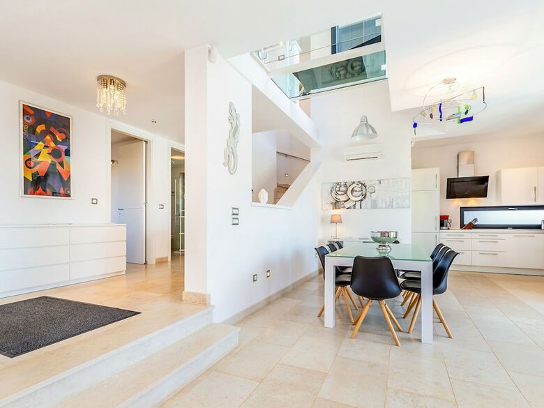Wonderful Villa With Private Swimming Pool And Great Terrace !