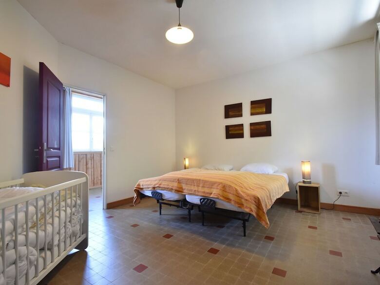 Spacious Holiday Home With Swimming Pool In Cuzy