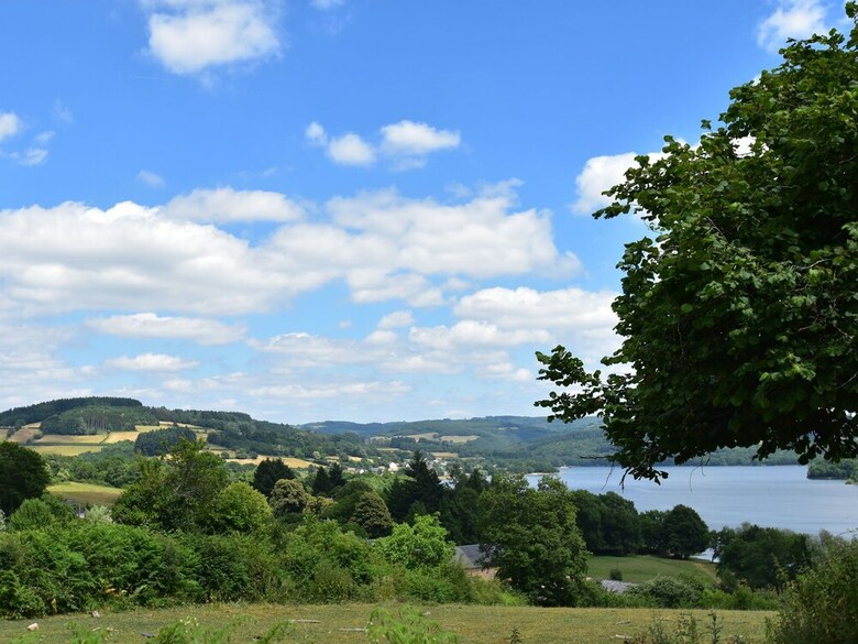 Spacious Holiday Home With Swimming Pool In Cuzy