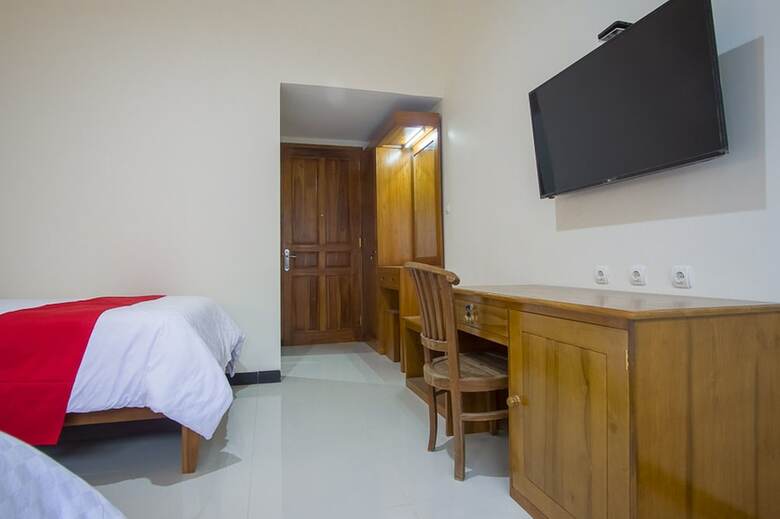 Hotel Reddoorz Plus @ Pancer Door Beach