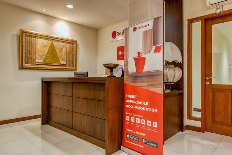 Hotel Reddoorz Plus Near Dharmawangsa Square