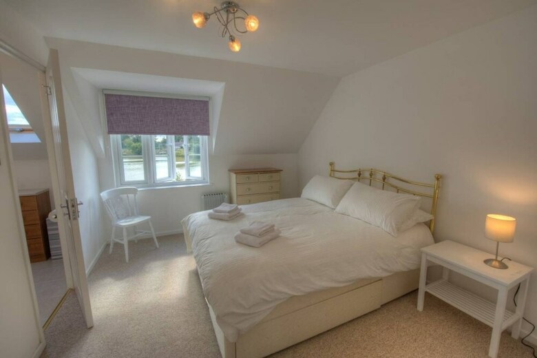 Stunning Lakeside Lodge Within Cotswold Water Park