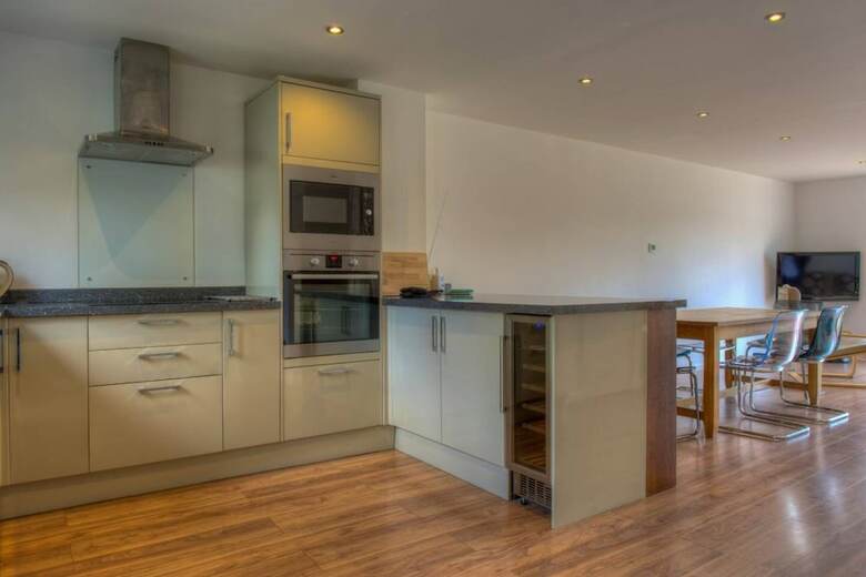 Stunning Lakeside Lodge Within Cotswold Water Park