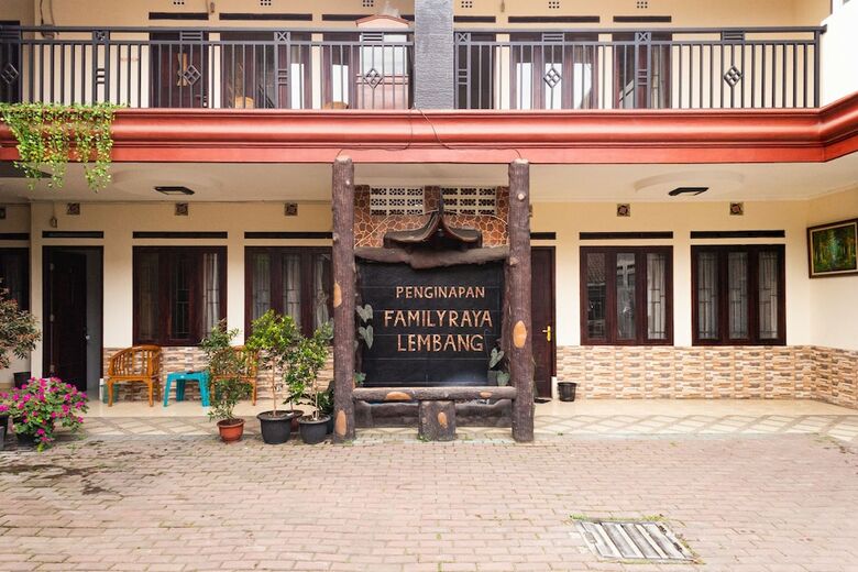 Hostal Oyo 681 Wisma Family Raya