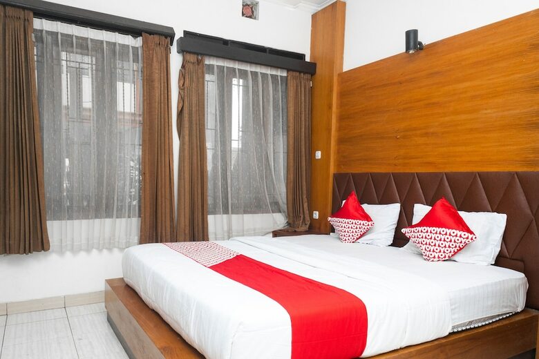Hostal Oyo 681 Wisma Family Raya