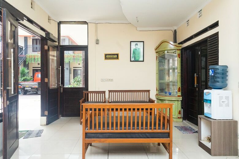 Hostal Oyo 681 Wisma Family Raya