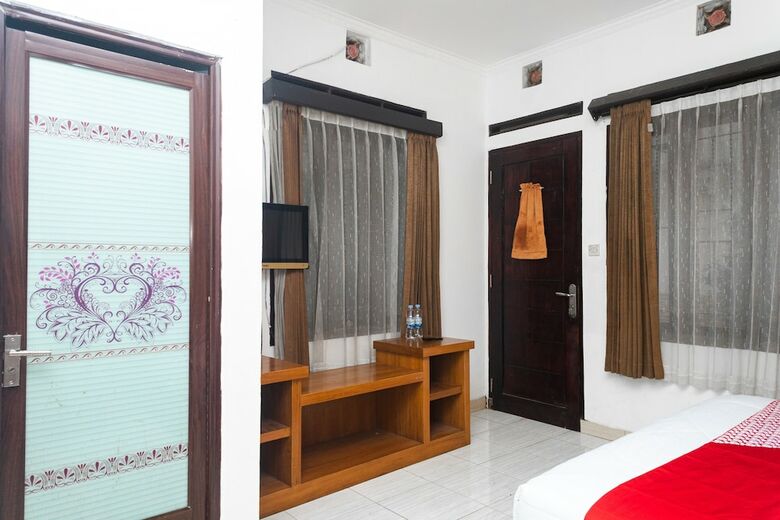 Hostal Oyo 681 Wisma Family Raya