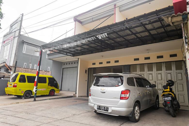 Hostal Oyo 681 Wisma Family Raya