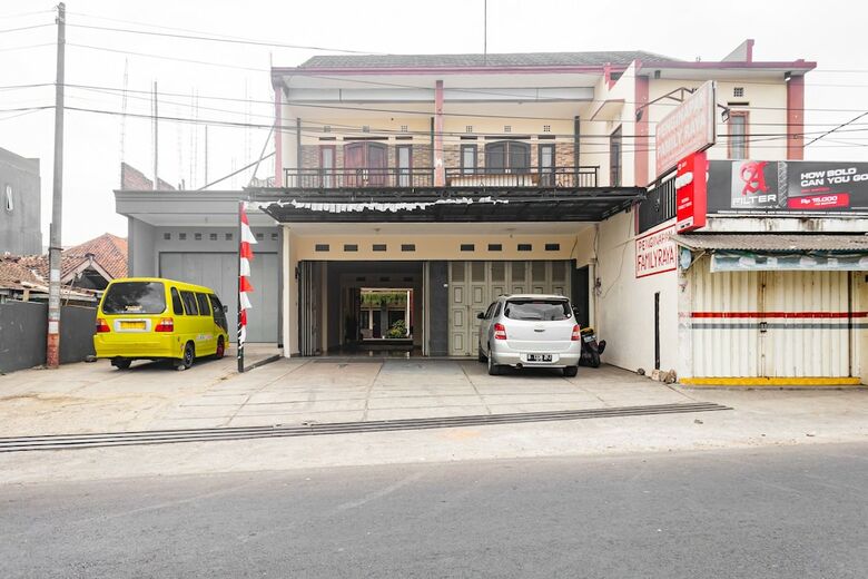 Hostal Oyo 681 Wisma Family Raya