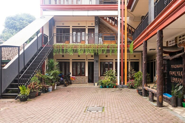 Hostal Oyo 681 Wisma Family Raya