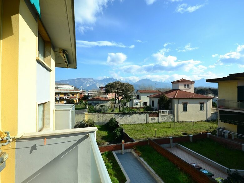 Cozy Holiday Home With Terrace In Carrara