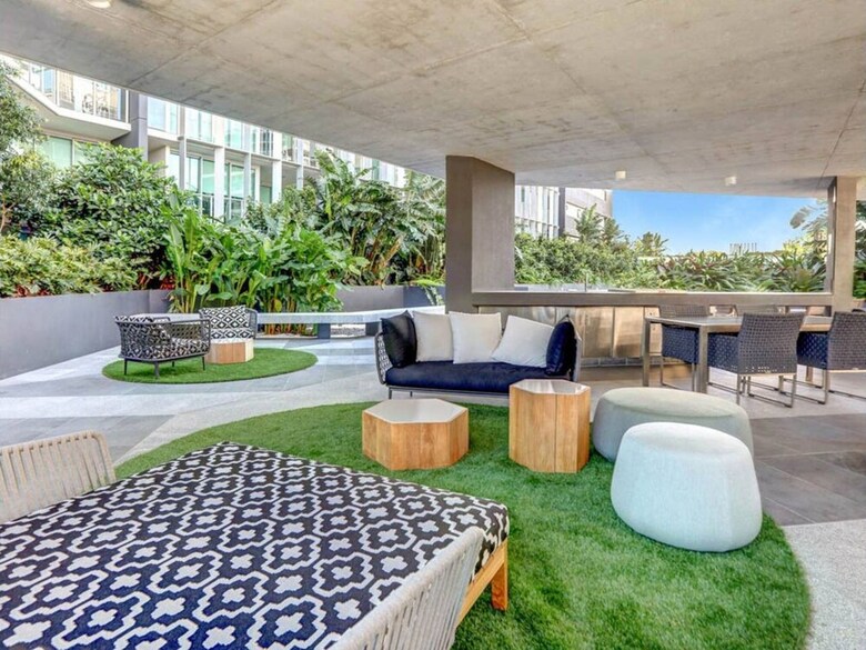 Modern 2 Bedroom Apartment In Fabulous Location