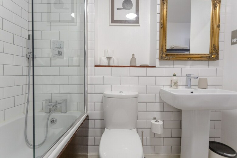 Spacious 2 Bedroom Canal Side Apartment With Balcony