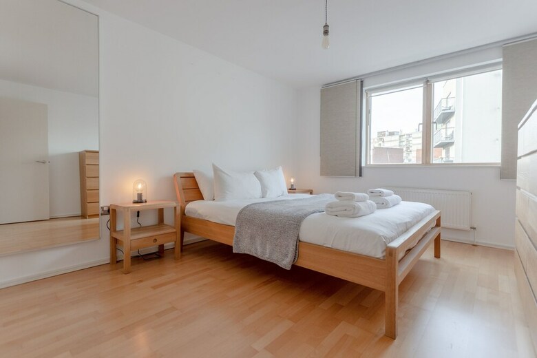Spacious 2 Bedroom Canal Side Apartment With Balcony