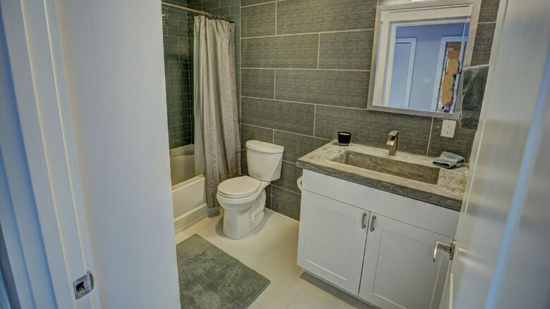 9 Bedroom, South Mint Street