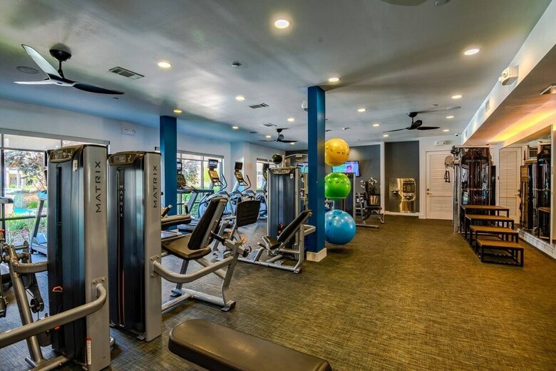 Upscale Condo Close To Downtown - Parking Included