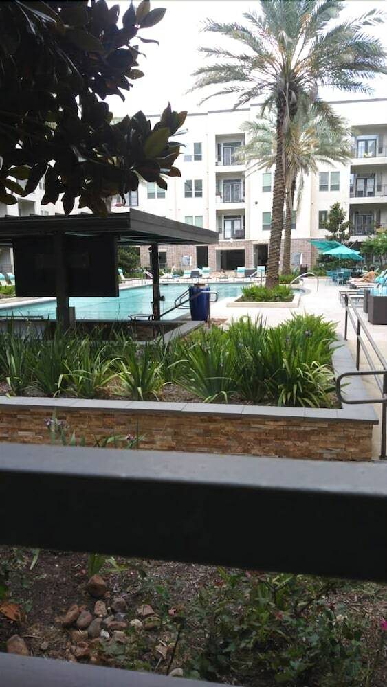 Upscale Condo Close To Downtown - Parking Included