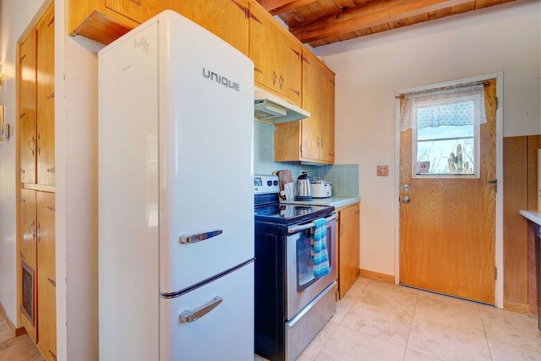 Classic 1960s Cottage On 10 Acres With Jacuzzi!