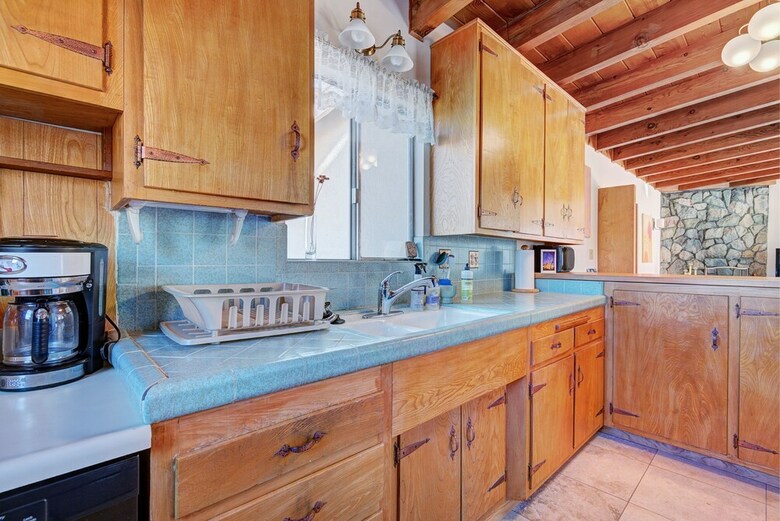 Classic 1960s Cottage On 10 Acres With Jacuzzi!