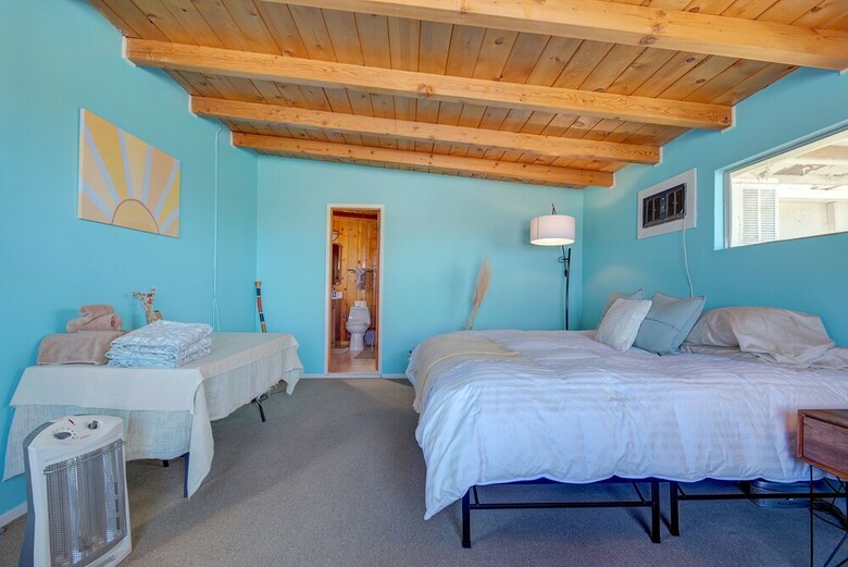 Classic 1960s Cottage On 10 Acres With Jacuzzi!