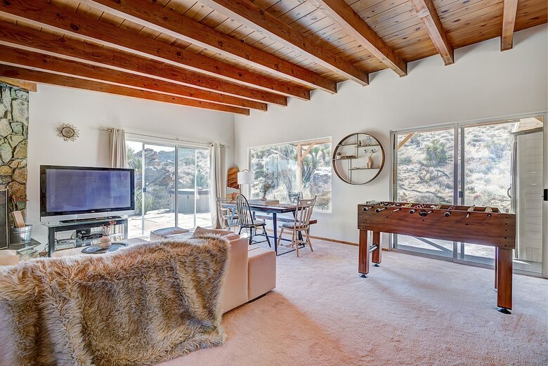 Classic 1960s Cottage On 10 Acres With Jacuzzi!