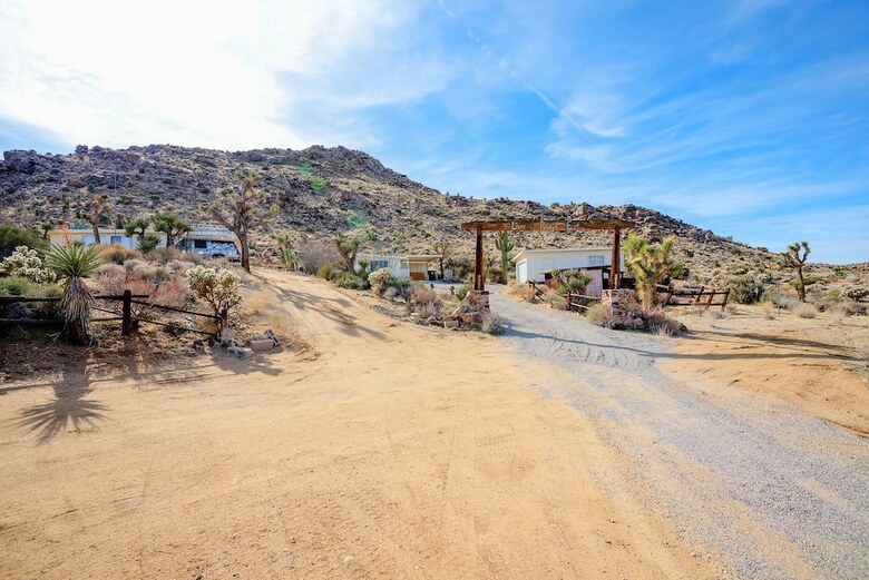 Classic 1960s Cottage On 10 Acres With Jacuzzi!