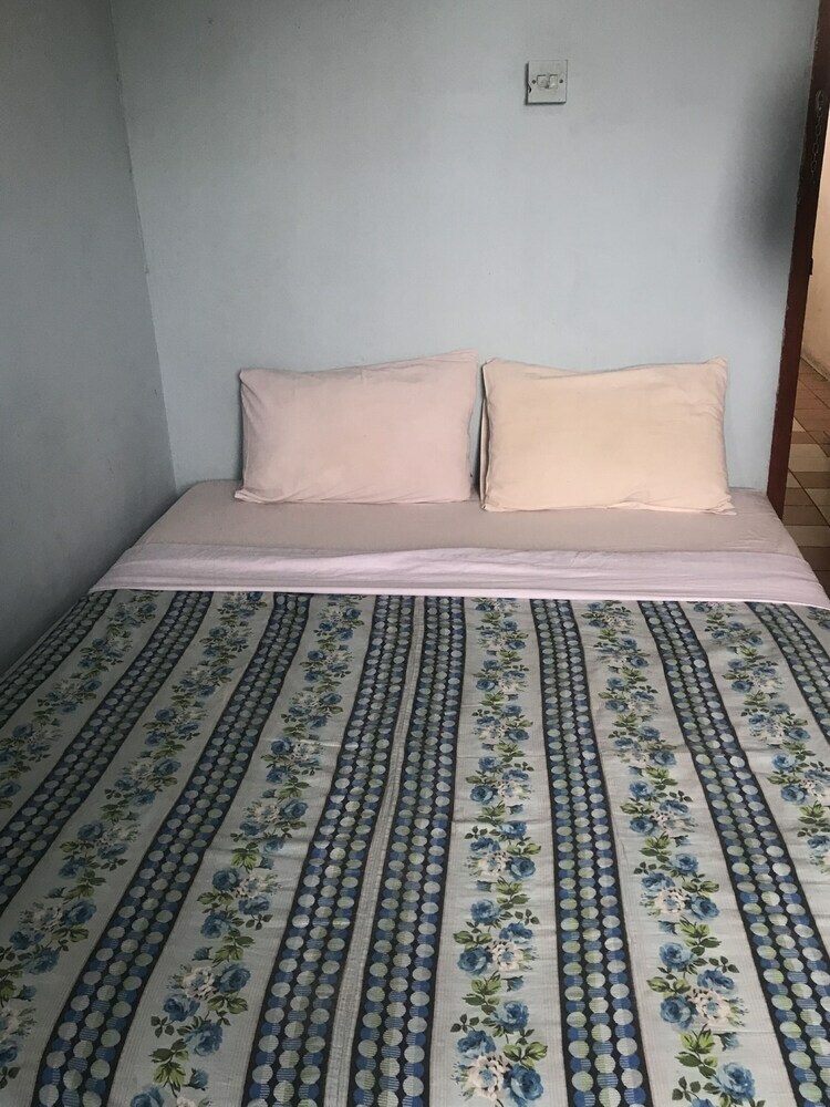 Spot On 89916 Gold Star Hotel