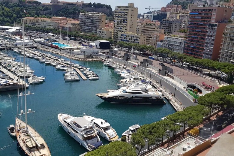 Spacious 1 Bedroom Apartment With Big Rooftop Terrace In Nice