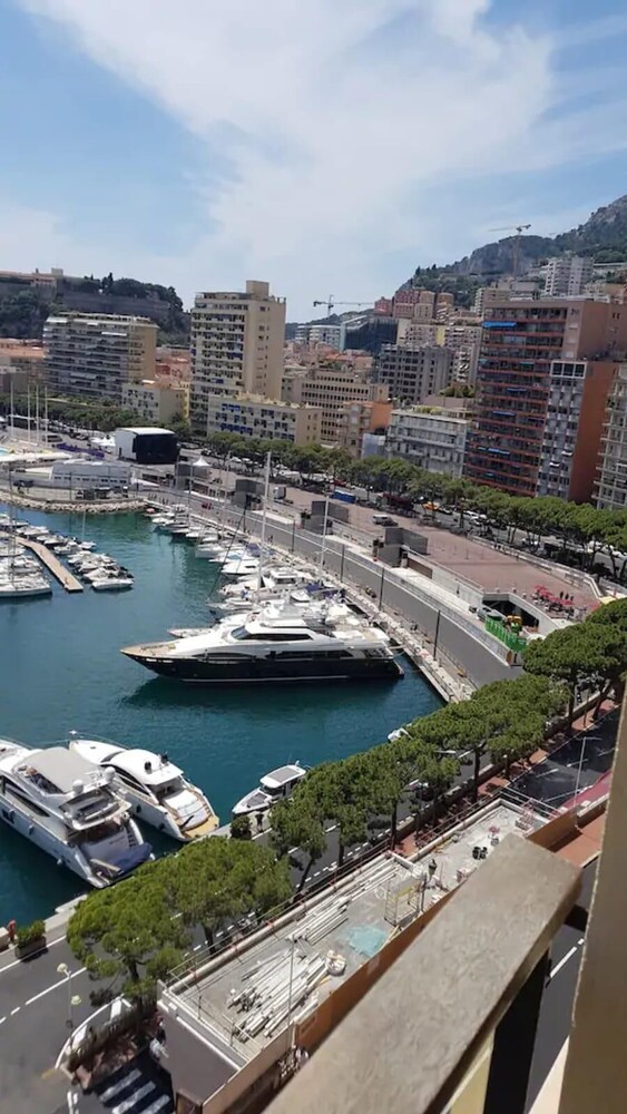 Spacious 1 Bedroom Apartment With Big Rooftop Terrace In Nice