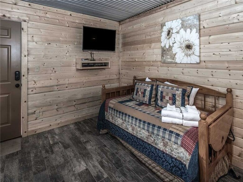 Eagle Creek Complex, Six Cabins, Indoor Heated Pool, Sleeps 28