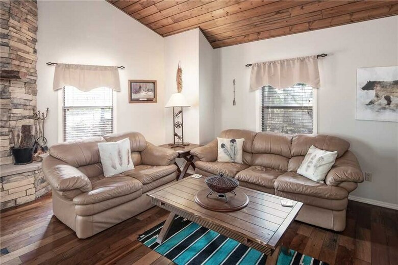 Cabana Horse Feathers, 3 Bedrooms, Pool Table, Sleeps 6