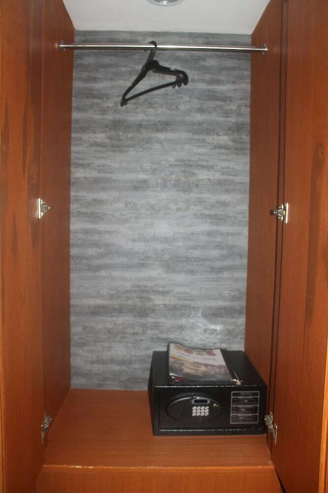 Hotel Victoria Court Gil Puyat