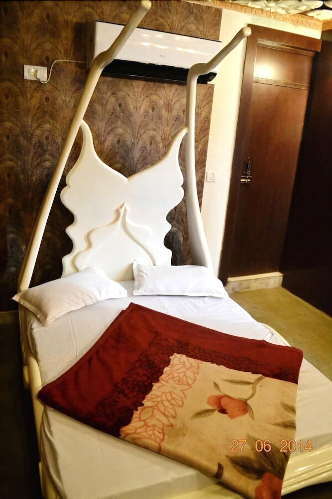 Hotel Lucky Restaurant And Guest House
