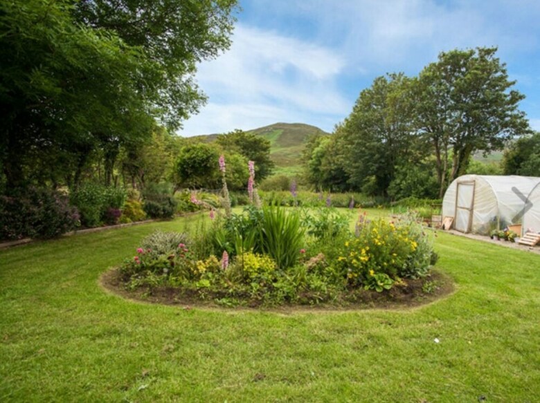 3-bed House In Clonmany With Panoramic Hillside Se