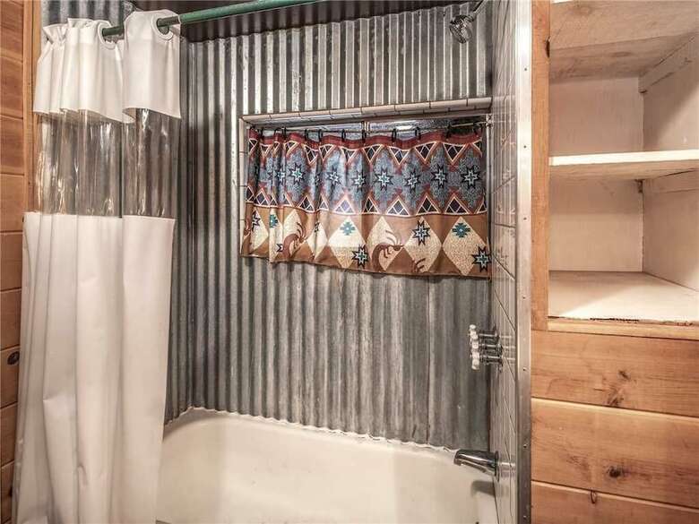 Cabana Dancing Bear, 2 Bedrooms, Front Porch, Midtown, Sleeps 6