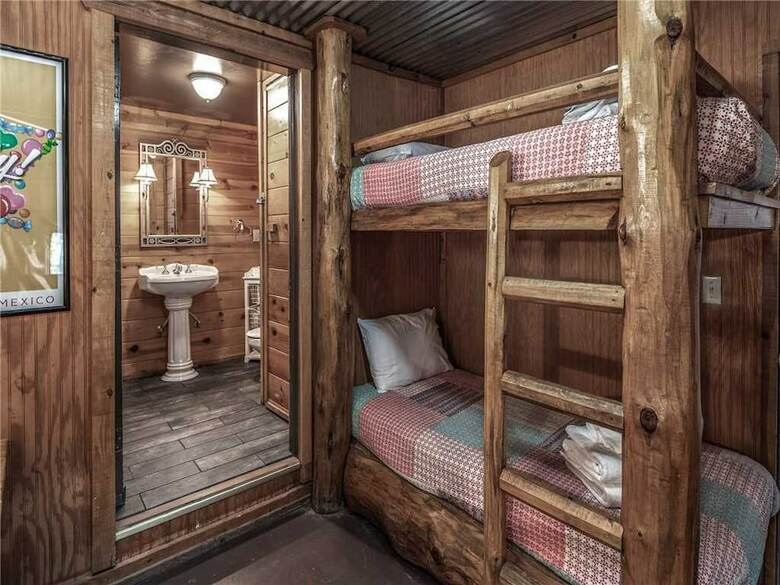 Cabana Dancing Bear, 2 Bedrooms, Front Porch, Midtown, Sleeps 6