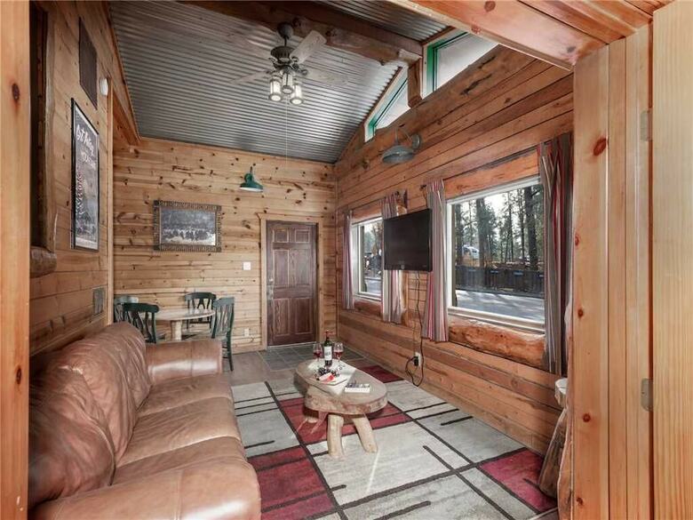 Cabana Dancing Bear, 2 Bedrooms, Front Porch, Midtown, Sleeps 6