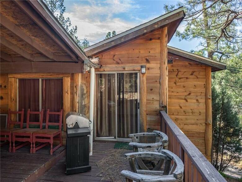 Cabana Dancing Bear, 2 Bedrooms, Front Porch, Midtown, Sleeps 6