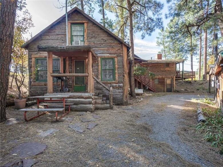 Cabana Bear Den, 3 Bedrooms, Front Porch, Midtown, Sleeps 7