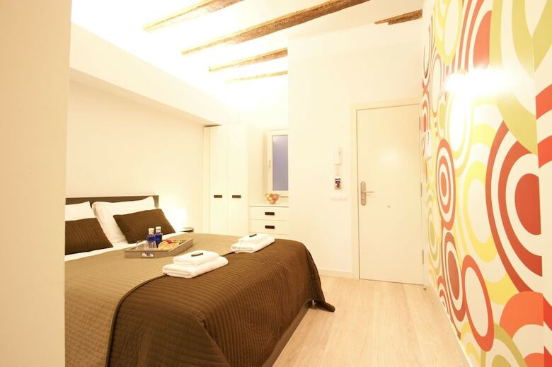 Short Stay Group Borne Pop Art Serviced Apartments